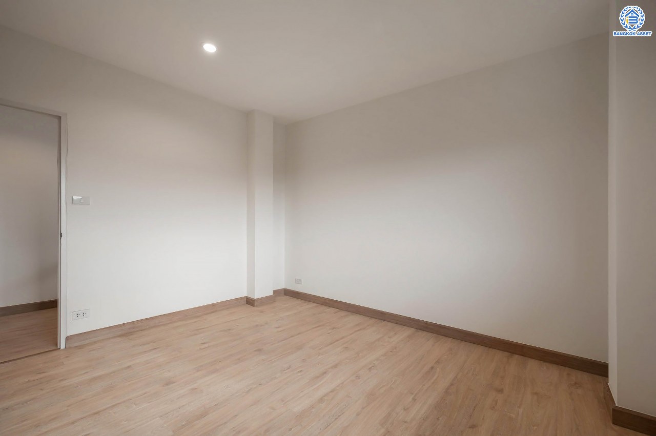 บ้านมือสองตกแต่งใหม่ โครงการ มณธานี บางแค บ้านเดี่ยว 3 ชั้น ดีไซน์หรูหรา เนื้อที่กว้าง 55.3 ตร.ว. พื้นที่ใช้สอย 240 ตร.ม. ฟังก์ชัน 5 ห้องนอน 4 ห้องน้ำ 2 ที่จอดรถ ฟังก์ชันครบตอบทุกไลฟ์สไตล์ บนทำเลศักยภาพ เชื่อมต่อถนนกาญจนาภิเษก ใกล้เดอะมอลล์บางแค ใกล้รถไฟฟ้าสายสีน้ำเงิน "สถานีหลักสอง" และจุดขึ้นทางด่วน "กาญจนาภิเษก"...